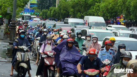 Mưa giờ tan tầm ở TP.HCM, nhiều xe ùn ứ nhích từng chút trên đường - Ảnh 2.