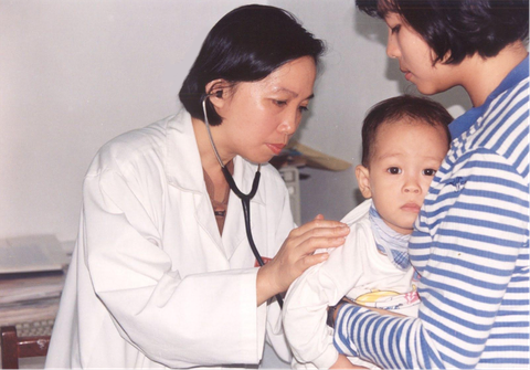 Bác sĩ Phan Kim Phương - Người lương y của những trái tim - Ảnh 2. Tôn vinh gương mặt tiêu biểu của TP.HCM 50 năm qua: Lương y của những trái tim - Ảnh 2.