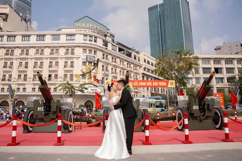 Bộ ảnh cưới '50 năm mới có một lần' bên dàn pháo lễ - Ảnh 2. Bộ ảnh cưới '50 năm mới có một lần' bên dàn pháo lễ - Ảnh 3.