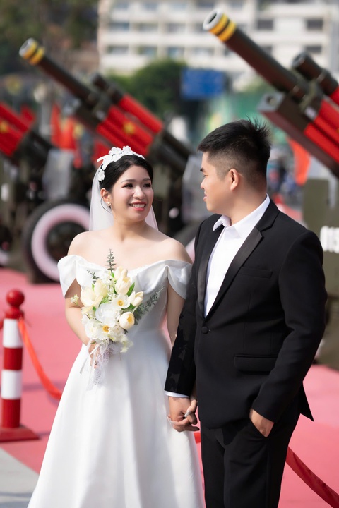 Bộ ảnh cưới '50 năm mới có một lần' bên dàn pháo lễ - Ảnh 1. Bộ ảnh cưới '50 năm mới có một lần' bên dàn pháo lễ - Ảnh 1.