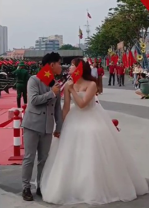 Bộ ảnh cưới '50 năm mới có một lần' bên dàn pháo lễ - Ảnh 3. ảnh cưới - Ảnh 3.