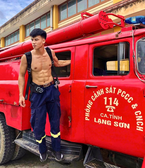 Chàng lính cứu hỏa 'chuẩn soái ca' năm nào bất ngờ nổi tiếng trở lại - Ảnh 2. lính cứu hỏa - Ảnh 2.