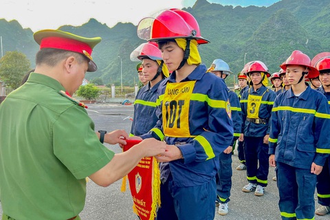 Chàng lính cứu hỏa 'chuẩn soái ca' năm nào bất ngờ nổi tiếng trở lại - Ảnh 5. lính cứu hỏa - Ảnh 5.