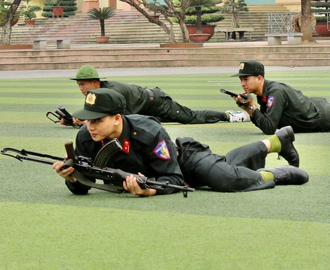Chàng lính cứu hỏa 'chuẩn soái ca' năm nào bất ngờ nổi tiếng trở lại - Ảnh 6. lính cứu hỏa - Ảnh 6.