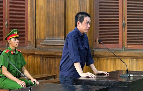 Tham ô lệ phí đăng ký xe, cựu cảnh sát giao thông huyện Hóc Môn lãnh 15 năm tù - Ảnh 1.