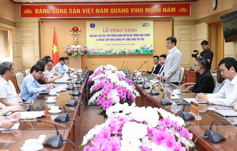 Bộ Y tế tiếp nhận nửa triệu liều vắc xin sởi do FPT Long Châu trao tặng - Ảnh 3.