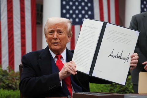 Ký kỷ lục 124 sắc lệnh trong 3 tháng, ông Trump đang viết lại trật tự pháp lý nước Mỹ? - Ảnh 1.