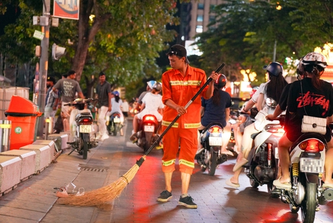 Lặng lẽ giúp đại lễ thêm sạch đẹp - Ảnh 1. Những người lặng lẽ giúp đại lễ thêm sạch đẹp - Ảnh 1.