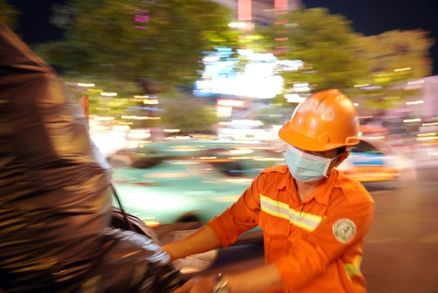 Lặng lẽ giúp đại lễ thêm sạch đẹp - Ảnh 3. Những người lặng lẽ giúp đại lễ thêm sạch đẹp - Ảnh 3.
