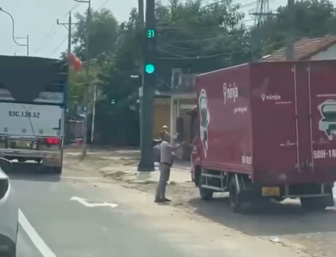 Dùng hung khí và xe tải chặn đầu xe khác, 2 người đàn ông bị xử lý - Ảnh 1. 2 người chặn đầu xe tải, tấn công vào mặt tài xế bị công an mời làm việc - Ảnh 1.
