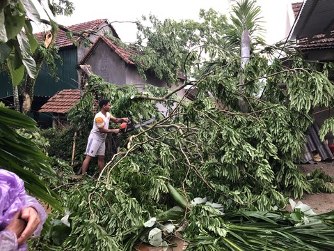 Dông lốc kèm mưa đá, 95 ngôi nhà ở Quảng Ngãi hư hỏng - Ảnh 3.