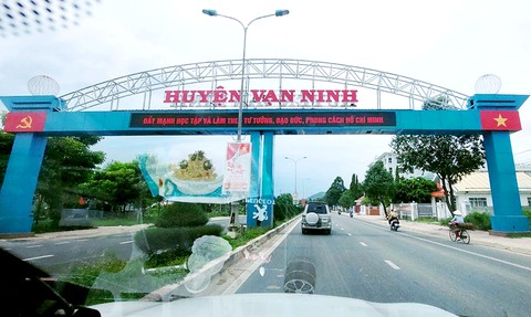 Tòa đình chỉ xử phúc thẩm vụ dân kiện hai chủ tịch tỉnh, huyện vì bưu tá phát nhầm bưu phẩm - Ảnh 1.