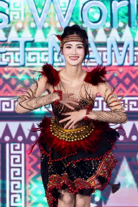 Ý Nhi hé lộ 'át chủ bài' chinh phục Miss World - Ảnh 2. Ý Nhi - Ảnh 3.