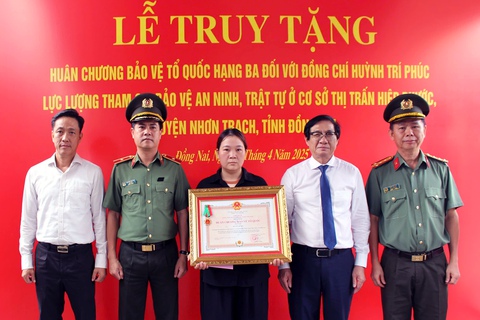 Truy tặng Huân chương Bảo vệ Tổ quốc cho anh Huỳnh Trí Phúc, người hy sinh khi bắt trộm - Ảnh 1.