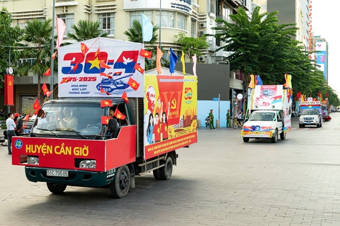 Diễu hành xe hoa mừng 50 năm thống nhất đất nước - Ảnh 4. Xe hoa - Ảnh 4.