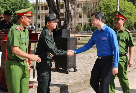 Bí thư Trung ương Đoàn Nguyễn Minh Triết thăm, động viên Cảnh sát cơ động kỵ binh - Ảnh 2.