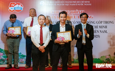 Kiều bào là cầu nối tri thức đưa TP.HCM ra thế giới - Ảnh 1. Vinh danh 50 kiều bào tiêu biểu đóng góp cho TP.HCM - Ảnh 1.