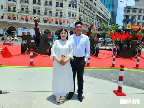 Nhiều cặp đôi nô nức chụp ảnh cưới trước dàn đại bác bên bến Bạch Đằng - Ảnh 3.