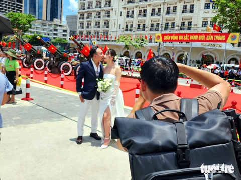 Nhiều cặp đôi nô nức chụp ảnh cưới trước dàn đại bác bên bến Bạch Đằng - Ảnh 6.