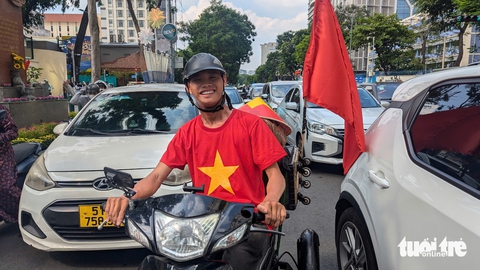 Mới đầu giờ chiều, hàng ngàn người dân hồ hởi về trung tâm TP.HCM xem sơ duyệt - Ảnh 3. sơ duyệt - Ảnh 2.