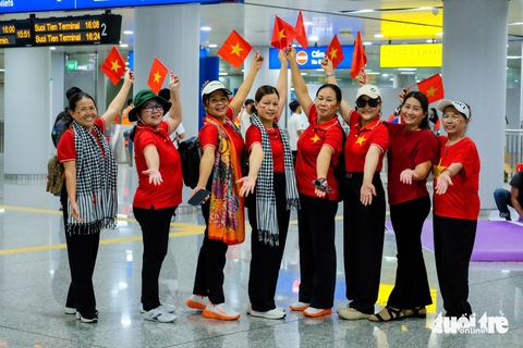 Chiều 25-4, hàng ngàn người dân hồ hởi về trung tâm TP.HCM xem sơ duyệt - Ảnh 4.