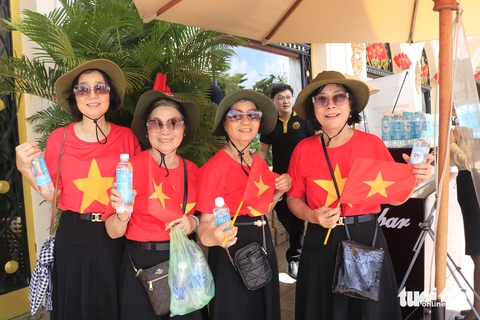 Chai nước mát miễn phí giữa trời nóng oi ả, chan chứa bao ân tình - Ảnh 4.