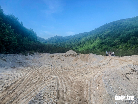 Thượng nguồn suối du lịch Đà Nẵng bị cày xới vì nạn khai thác cát trộm - Ảnh 1.