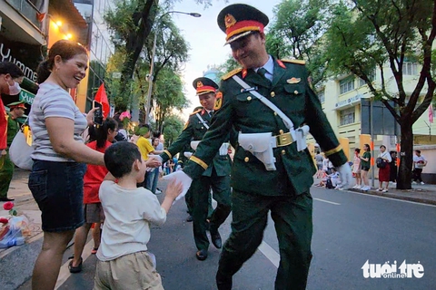Nữ sinh lớp 12 làm gần 100 chiếc bánh nhỏ tặng chiến sĩ tham gia diễu binh - Ảnh 6.