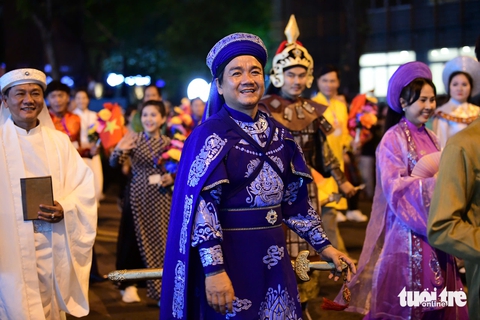 Đoàn phim Địa đạo, cùng nhiều nghệ sĩ, hoa hậu diễu hành đêm sơ duyệt - Ảnh 2.