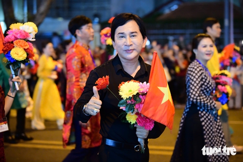 Đoàn phim Địa đạo, cùng nhiều nghệ sĩ, hoa hậu diễu hành đêm sơ duyệt - Ảnh 3.