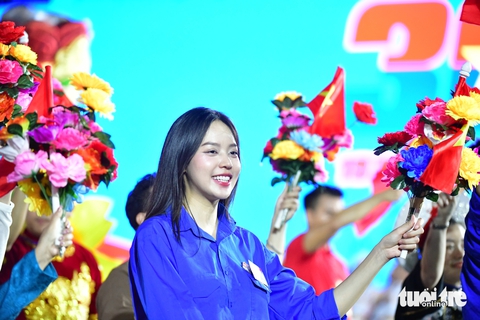 Đoàn phim Địa đạo, cùng nhiều nghệ sĩ, hoa hậu diễu hành đêm sơ duyệt - Ảnh 9.