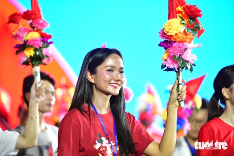 Đoàn phim Địa đạo, cùng nhiều nghệ sĩ, hoa hậu diễu hành đêm sơ duyệt - Ảnh 10.