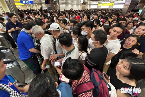 Người dân chen chân tại ga metro số 1 sau buổi sơ duyệt diễu binh để kịp chuyến tàu cuối về nhà - Ảnh 5.