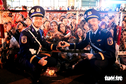 Tình quân dân thắm thiết trong đêm sơ duyệt diễu binh, diễu hành tại TP. - Ảnh 1. Tình quân dân nồng ấm đêm sơ duyệt diễu binh, diễu hành tại thành phố mang tên Bác - Ảnh 1.