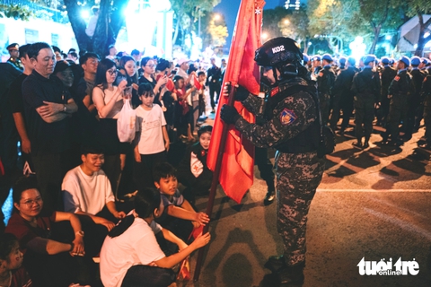 Tình quân dân thắm thiết trong đêm sơ duyệt diễu binh, diễu hành tại TP. - Ảnh 8. Tình quân dân nồng ấm đêm sơ duyệt diễu binh, diễu hành tại thành phố mang tên Bác - Ảnh 8.