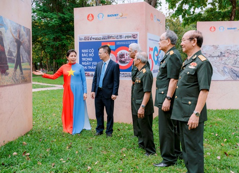 Ngắm cảnh xe tăng húc cổng Dinh Độc Lập tại công viên Thống Nhất - Ảnh 1. Bài ca thống nhất - Ảnh 1.
