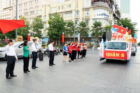 Diễu hành xe hoa mừng 50 năm thống nhất đất nước - Ảnh 2. Xe hoa - Ảnh 2.
