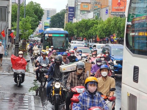 Mưa dông ở TP.HCM có kéo dài tới lễ 30-4 không? - Ảnh 1.