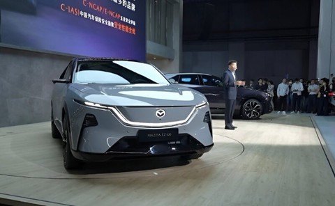 Ảnh thực tế Mazda EZ-60: 'Đàn anh CX-5', màn hình siêu rộng, tùy chọn EREV hoặc thuần điện - Ảnh 1.