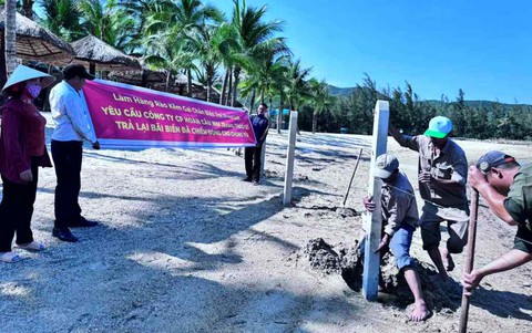 Đề nghị dỡ rào kẽm gai ở bãi biển Nha Trang - Ảnh 2.
