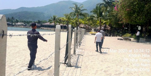 Đề nghị dỡ rào kẽm gai ở bãi biển Nha Trang - Ảnh 1.