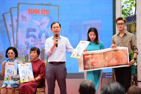 Trao giải cuộc thi viết Kể chuyện hòa bình - Ảnh 10. Trao giải, ra mắt sách Kể chuyện hòa bình, đặc san Tuổi Trẻ 30-4 - Sum họp một nhà - Ảnh 10.