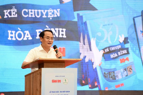 Trao giải cuộc thi viết Kể chuyện hòa bình - Ảnh 6. Trao giải, ra mắt sách Kể chuyện hòa bình, đặc san Tuổi Trẻ 30-4 - Sum họp một nhà - Ảnh 6.