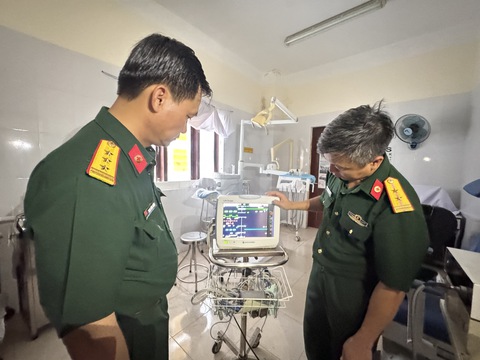 Thăm và hỗ trợ y tế, động viên quân dân Trường Sa những ngày tháng 4 lịch sử - Ảnh 6.