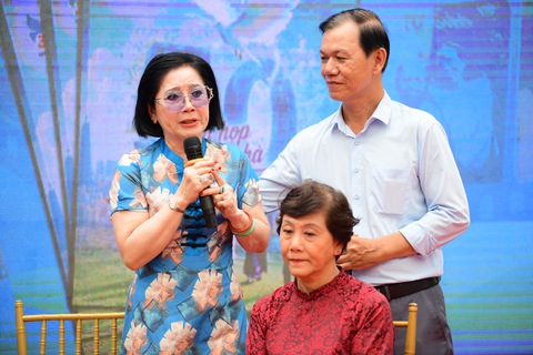 Trao giải cuộc thi viết Kể chuyện hòa bình - Ảnh 9. Trao giải, ra mắt sách Kể chuyện hòa bình, đặc san Tuổi Trẻ 30-4 - Sum họp một nhà - Ảnh 9.