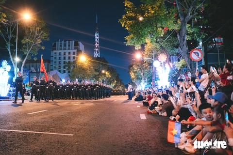 Tình quân dân thắm thiết trong đêm sơ duyệt diễu binh, diễu hành tại TP. - Ảnh 9. sơ duyệt - Ảnh 9.