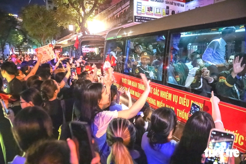 Tình quân dân thắm thiết trong đêm sơ duyệt diễu binh, diễu hành tại TP. - Ảnh 11. sơ duyệt - Ảnh 11.