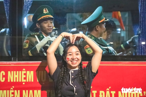Tình quân dân thắm thiết trong đêm sơ duyệt diễu binh, diễu hành tại TP. - Ảnh 12. Tình quân dân nồng ấm đêm sơ duyệt diễu binh, diễu hành tại thành phố mang tên Bác - Ảnh 12.