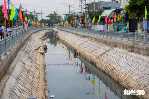 Hàng loạt rạch ô nhiễm ở quận 12 'thay áo mới', thêm nhiều dự án thoát nước được khởi công - Ảnh 1.