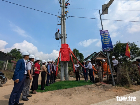 Ngôi làng cuối cùng của tỉnh Bình Định có điện - Ảnh 1.